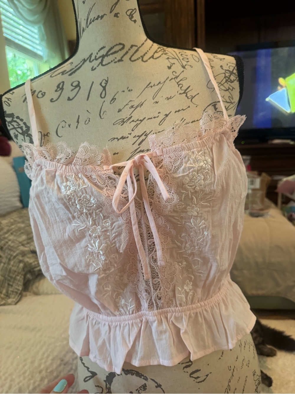 Delicate Pink Lace-Trim Camisole Topped med nwt